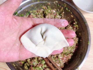 8、酸辣馄饨,两角掐紧，元宝馄饨就做好了。（我购买的馄饨皮面有点软，所以元宝有点软塌塌的）
