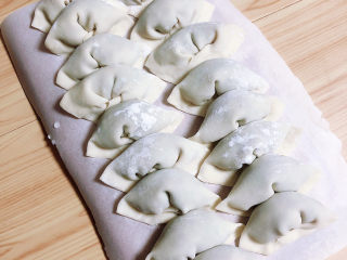 9、酸辣馄饨,一盘肥肥胖胖的元宝馄饨就做好了。