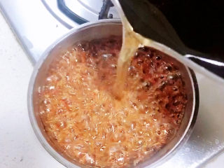 11、酸辣馄饨,锅中烧开油，倒入辣椒面中。