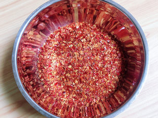 10、酸辣馄饨,准备好辣椒面放入碗中。