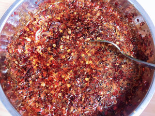 12、酸辣馄饨,搅拌一下辣椒面，很香的油泼辣子就做好了。