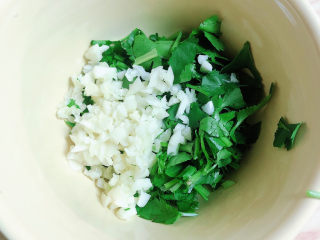 13、酸辣馄饨,取一个碗，将切好的葱蒜、香菜末放入碗中。