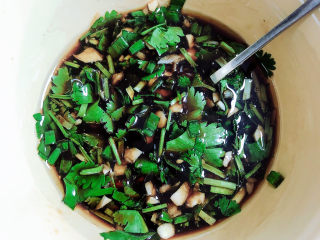 14、酸辣馄饨,放入蚝油、生抽、醋、香油，搅拌均匀做好底料。