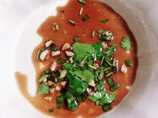 15、酸辣馄饨,将底料盛入大碗中。