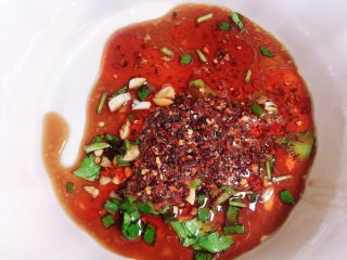 16、酸辣馄饨,再放一勺油泼辣子。