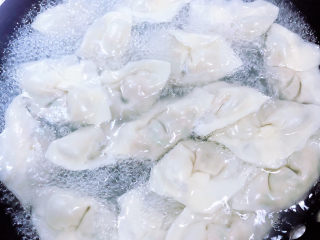 17、酸辣馄饨,锅中烧开水，放入馄饨，顺时针方向轻轻搅拌。