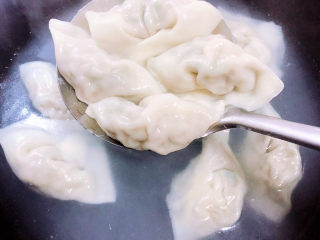 18、酸辣馄饨,大约煮3-4分钟，大馄饨就煮好了。