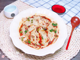 19、酸辣馄饨,将馄饨捞入碗中，搅拌均匀，红红的辣椒油和香菜小葱就飘起来了，颜色好看极了！