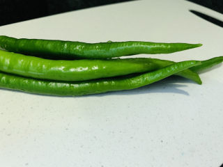 1、尖椒肥肠,尖椒,洗净