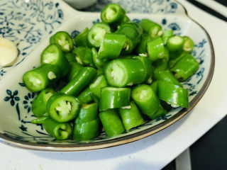 2、尖椒肥肠,切粒