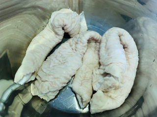 3、尖椒肥肠,肥肠用淀粉,料酒洗净,放入高压锅