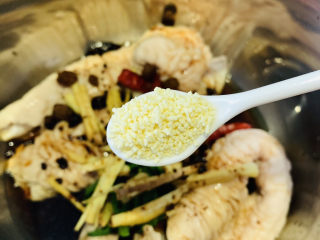 11、尖椒肥肠,加鸡精,加适量水,搅拌均匀