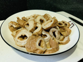 13、尖椒肥肠,取出,切圈