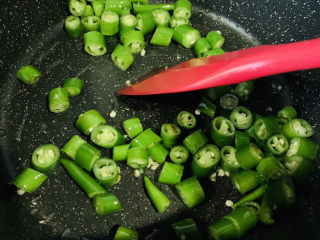 14、尖椒肥肠,锅加食用油,将尖椒炒香