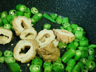 15、尖椒肥肠,加入肥肠