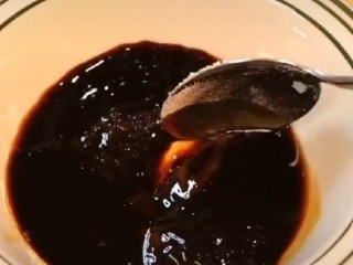 1、荷包蛋焖面,拿一个干净的碗再碗中倒入1勺老抽。1勺陈醋，1勺蚝油。1勺糖，2勺生抽小半勺盐调至均匀备用