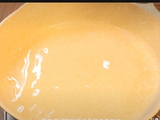 2、荷包蛋焖面,想要荷包蛋好吃就给锅里倒入多多的油