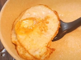 5、荷包蛋焖面,这样的鸡蛋在撒入点盐就可以直接吃啦超级香