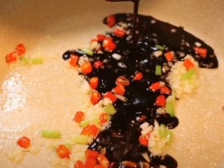 7、荷包蛋焖面,加入调好的酱汁