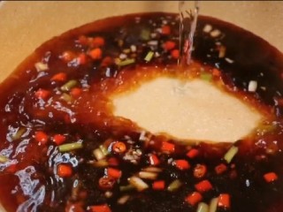 8、荷包蛋焖面,再给锅中加入一大碗开水