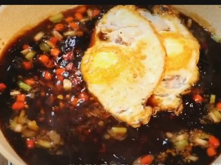 9、荷包蛋焖面,然后倒入煎好的荷包蛋