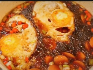 11、荷包蛋焖面,再次煮开后就可以放入面条啦