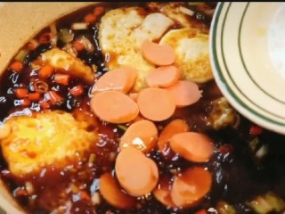 10、荷包蛋焖面,再放一根我爱吃的火腿肠煮一会。火腿肠也可以不放。因为火腿肠拿来煮面放在面里是最美味的