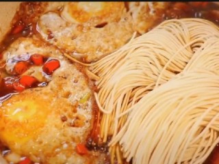 12、荷包蛋焖面,水可以多放点。因为湿面比较吸水很容易把水吸干了这样做出来的面糊糊的不好吃