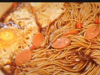 13、荷包蛋焖面,然后让面焖个五分钟就可以啦