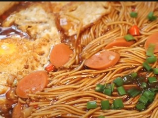 14、荷包蛋焖面,再撒上一些葱花上色入味，这样子的焖面好吃美味