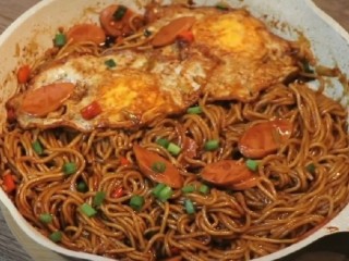 15、荷包蛋焖面,五分钟过去了我们的焖面就做好啦。直接端锅吃省的洗个碗，这个锅是那种小锅经常煮夜宵吃的用起来很方便