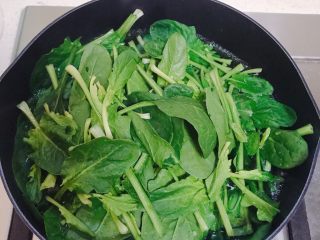3、菠菜猪肝粥,焯水一分钟。