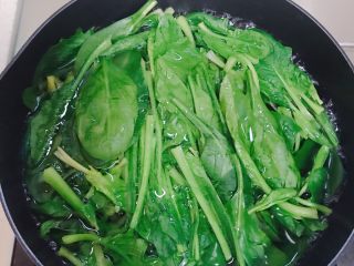 4、菠菜猪肝粥,焯水的时候要加入食用油，避免菠菜变黄