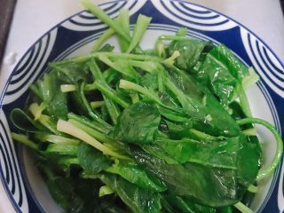 5、菠菜猪肝粥,捞出菠菜备用。