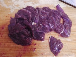 6、菠菜猪肝粥,猪肝切片。