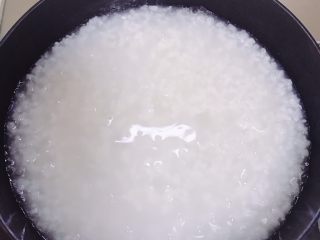 7、菠菜猪肝粥,另起一锅。加入煮好的白粥。