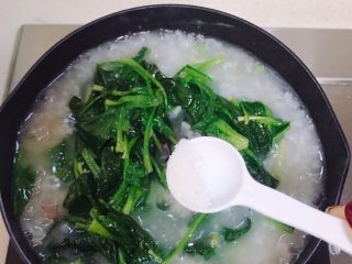 10、菠菜猪肝粥,加入盐调味拌匀。