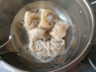 15、三鲜馄饨,煮熟后捞出。