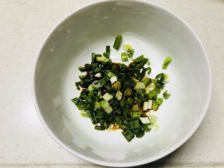 2、荞麦面,大蒜切段状，依次加入酱油、盐、冰糖、醋、麻油