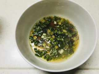 4、荞麦面,舀两勺开水，调汁