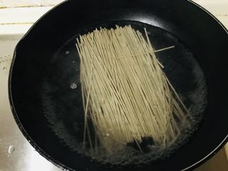 5、荞麦面,接着开水中下入面条
