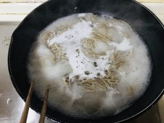 6、荞麦面,中间加两次冷水，把面煮熟