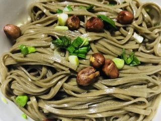 8、荞麦面,搅拌一下，放两粒花生米摆盘。美味鲜香的拌面来啦