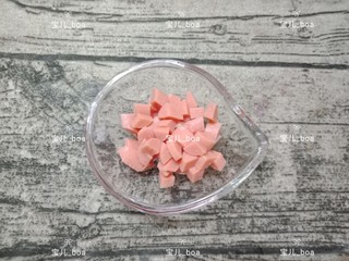 3、时蔬炒面,火腿肠切丁