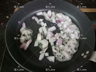 7、时蔬炒面,起锅热油,放入洋葱炒出香味