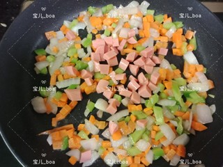 9、时蔬炒面,加入火腿肠