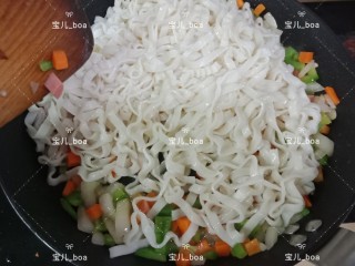 11、时蔬炒面,加入面条,翻炒均匀