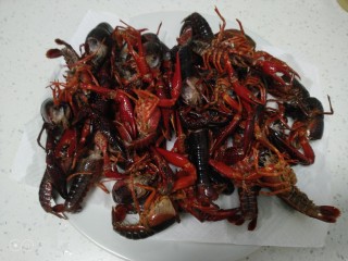 4、美味小龙虾,放入厨房纸上吸干水分。