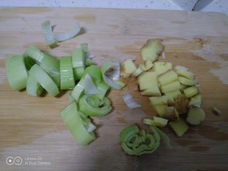 5、美味小龙虾,葱、姜切碎。