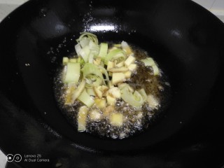 7、美味小龙虾,锅中留底油,放入葱、姜。